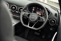 ステアリングホイールは、下端がフラットなデザイン。左右のスポーク部には、インフォテインメントシステムの操作や車両設定を行うためのスイッチ類が並ぶ。