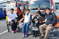 長野からやってきた山崎邦彦さん家族（右3人）と、滋賀からの高木修平さん。翌日曜は埼玉で開催されるイベントに参加する予定だという。