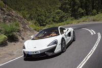 3.8リッターV8ツインターボエンジンは570psを発生。燃費は欧州基準で10.7リッター/100km（約9.3km/リッター、複合サイクル）と発表されている。