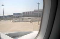 離陸前、飛行機の窓からのぞむ茨城空港。
    