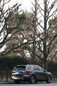 370psと48.3kgmを生み出す3.5リッターV6ツインターボを搭載。20インチのアルミホイールを履く。車両価格は635万円。