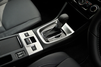 トランスミッションは全車CVT。エンジンに合わせて、高トルク型と低トルク型（といっても、25.5kgmものトルクを許容するわけだが）の2種類を使い分けている。
    