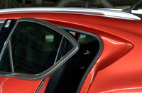 後席の窓ガラスには、エッジの効いた特徴的なデザインが採用されている。ガラスはフレームと一体になっており、開閉はできない。