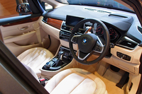 インテリア前方は、ドライバーオリエンテッドなデザインが採用されている。