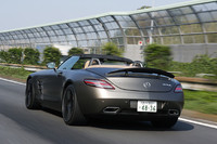 「SLS AMGロードスター」の0-100km/h加速タイムは3.8秒。最高速度は電子リミッターが作動する317km/hだ。