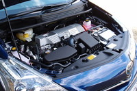 エンジンルーム。パワーユニットは「プリウス」のそれをベースとしながら、発進加速に不満を感じぬようエンジンのギア比やモーターの出力特性が変更されている。