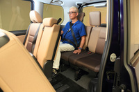 乗降性や座り心地が改善された3列目シート。「G」と「ハイウェイスターG」には、3代目モデル以来となる左右個別スライド調整機構が採用されている。