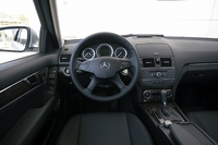 ブラック内装。これもアバンギャルド仕様で、エレガンス系はウッドパネルの色が明るいものになる。