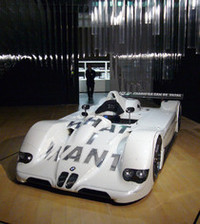 車体にテキストのアートを纏う、ジェニー・ホルツァーの「V12 LMR」。同型車が、ルマン24時間レースで総合優勝を果たした。