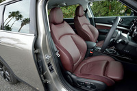 バーガンディーのスポーツシートは、28万1000円のオプション。シートヒーターや、ポジションのメモリー機能も備わる。