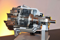 4WDシステムの要となる「ALL4クラッチ」（湿式多板の電子制御電磁クラッチ）のカットモデル。写真右が入力側（エンジン側）。多板クラッチの左側に見えるのが電磁クラッチユニットだ。 
