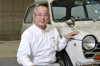 ご先祖モデルの「N360」に寄りそう浅木さん。「N360は、初めてわが家にやってきたクルマ。プライベートでも、とても思い出深いモデルなんですよ」。