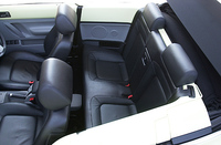 大人用として実用的な空間を確保したリアシート。ただし、直立に近いバックレストと、足先を向こうずね下部あたりまで前席下に入れることで、ヒザ前空間を稼ぐ。