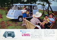 カタログより、1961年9月に加わった「サンバー・ライトバン」。初期型ライトバンはテールゲートのない3ドアのスタンダード仕様のみで、最大積載量は2名乗車で300kg、4名乗車で200kg。「平日はビジネスに、休日はレジャーに」というのが、貨客兼用車と呼ばれていたライトバンの決まり文句だった。楽しそうな表情のチャイルドモデルも、存命なら還暦近いはず。