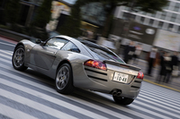 GTらしく、ダウンフォースを抑えゼロリフトを実現した空力。サスペンションは4輪ダブルウィッシュボーン。タイヤは、前：175/55R17、後：225/45R17。APロッキードと共同開発のツインピストンをフロント、ブレンボのシングルキャリパーをリアに備える。0-100km/h＝5.9秒。最高速度は242km/h。