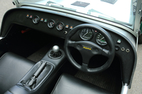 必要な計器やスイッチ類をならべただけの極めてシンプルなインパネまわり。ウインカーは中央のトグルスイッチで、ワイパーはその上のスイッチで操作する。
    