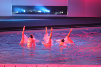 ステージはプールの上に設営された。シンクロナイズドスイミングがイベントを盛り上げる。