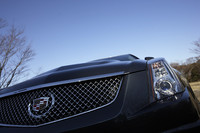 564psの熱気を冷却するために拡大されたラジエターグリルは、専用のワイヤーメッシュ仕様。6.2リッターという大きなエンジンとスーパーチャージャーを収めるために、ボンネットフードには「パワードーム」と呼ばれる膨らみがある。