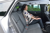 身長175cmの筆者が、前席を自然なドライビングポジションでそろえた上で、後席に腰掛けてみた様子。