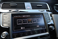 アダプティブシャシーコントロール「DCC」の操作画面。「コンフォート」「ノーマル」「レース」「エコ」「カスタム」の5種類からモードを選択できる。