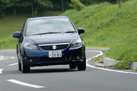 フロントのグリルやバンパーは、セダン専用デザインとなる。