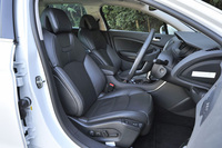 シートは本革仕立てとなる。基本的な電動調節機構に加えて、背もたれ上部の角度調節機能も備わる。