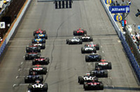 スタートシーン。この後1コーナーで多重クラッシュが発生、出走した22台が14台へと激減した。なかでも、久々のアメリカ人ドライバー、スコット・スピードのリタイアは母国ファンにとっては残念な出来事となってしまった。この後セーフティカーが導入されたが、フェラーリの勢いが衰えることはなかった。（写真＝Ferrari）