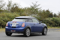 これまでにないリアビュー。「MINIクーパー クーペ」はクローム仕上げのテールパイプとハッチハンドルが採用される。