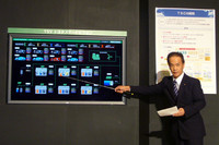 今回のスマートグリッド構想について解説する、トヨタ自動車の友山茂樹常務。トヨタのプラグインハイブリッドカーとトヨタホームのスマートハウスをトヨタの情報網「G-BOOK」がつなぎ、需要側と供給側、双方から家庭の電力消費を平準化させる。