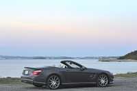 赤いブレーキキャリパー、カーボン製のトランクリッドスポイラーなどは「AMGパフォーマンスパッケージ」装着の証し。