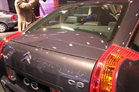 【写真上】「電制ブレーキ」「車線逸脱警告システム」「キセノンヘッドランプ」「パーキングアシスト」などが、“ハイテック”として装備される。【写真下】デザインのハイライトが、かつてのCXのように内側に湾曲したリアガラス。トランクは、半円の淵にそって開く。優雅な外観のなかで、意欲的なリアビューは、しかしデザイン的に少々ビジィだ。