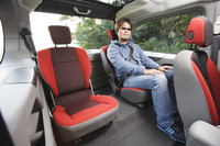 リアシートは、独立式かつ取り外し可能な2座となる。リアハッチが開いていれば、ウォークスルーを使って車体後方からも乗り降りできる。