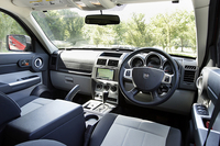 テスト車は2007年モデルのためマニュアルエアコンだが、2008年モデルではオートエアコンに変更される。