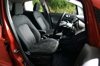 ミドルサイズSUVの「クーガ」に匹敵するゆとりを確保したという車内空間。シート地はクロスで、色はチャコールブラックのみの設定となる。
    