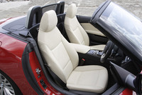 シートには、日射による温度上昇を抑える「サンリフレクティブテクノロジー」レザーが用いられた。