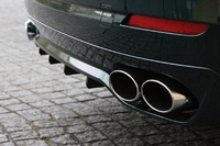 左右両出しのマフラーエンドとディフューザーが強力なパフォーマンスを主張する。