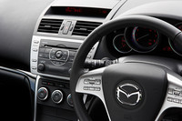 ステアリングホイールのスポーク左側に備わるのが、エアコン／オーディオ／トリップコンピュータを操作する「CF-Net」のコントロールスイッチ。インパネ中央上部の表示を見ながら直感的に操作できると謳われ、運転に集中できることをねらったアクティブセーフティ技術とされる。