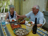 家の外で昼を楽しむ知人トメア（写真右）と夫人のマリア。1999年夏撮影。