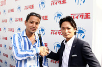 「バイクライフ研究所」所長を務める澤さんと。今回もバイクを取り巻く数字について説明してくれた。