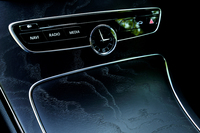 センターパネルの中央にはアナログ時計が備わる。「C180」と「C180アバンギャルド」には装着されない（「AMGライン」仕様を除く）、上級グレードならではの装備。