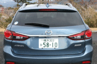 リアゲートに連動して開閉する「カラクリトノカバー」を備えるテールゲート。荷室容量は506リッターで、後席を倒すと1648リッターとなる。（クリックすると荷室のアレンジが見られます）