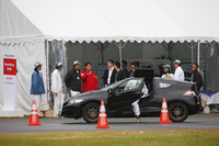 軽量化技術の体験コーナーでは、カーボン製のフレームと樹脂パネルのボディーにより、ベース車から300kgもの軽量化を実現したという「CR-Z」に試乗した。ちなみにサイドシルがかなりの高さとなっていたので、乗降時には屋根が開くように工夫されていた。