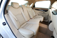 後席の様子。その左右席については、前後83mmのスライド機構やマッサージ機能などが用意される。