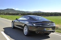 リアエンドにはダックテール型のウイングが備わる。リアのコンビランプはLED式。