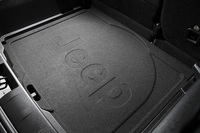 ラゲッジルームのフロアを飾る、特大サイズの「Jeep」のロゴ。