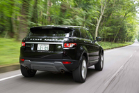 ランドローバーのモデルの中では比較的オンロードよりの「イヴォーク」だが、最低地上高は210mm、最大渡河水深は500mmと、十分な悪路走破性能も備えている。
    