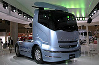 
	数すくない出展車のうちメインを張ったのが、「輸送スタイルの革新」を謳うコンセプトカー「FUSO CONCEPT」。クラッシャブル構造の「フロントセーフティバンパー」や、タイヤの重量＆ころがり抵抗を軽減し燃費をよくする「スーパーシングルタイヤ」、歩行者との事故を予防する「歩行者認識システム」などがポイントという。
	 