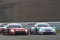 GT500のNo.23 MOTUL AUTECH GT-R（本山哲）とNo.1 PETRONAS TOM'S SC430（脇阪寿一）のバトル。