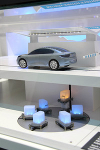 【写真3】ルノーの4種類の充電装置のひとつ、電池交換スタンド。クルマから空の電池をリフトで引き降ろし、代わりに充電済み電池を装填する。