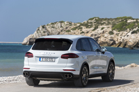 エアサスペンションを標準で装備する「カイエンターボ」。走行条件に応じて、車高が6段階に変化する。
    